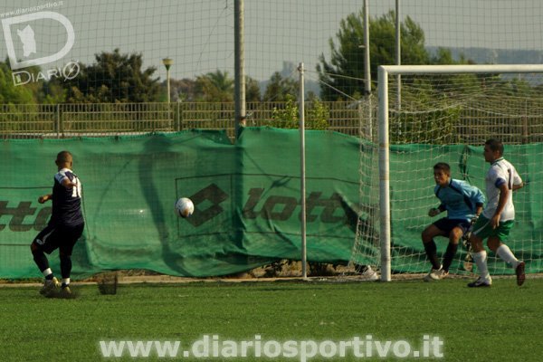 Gianluca Meloni al tiro mentre Canu rientra a coprire la porta di Bonicelli
